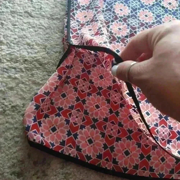 Vince Camuto Geographic Flower Sleeveless Top PS - Picture 9 of 9